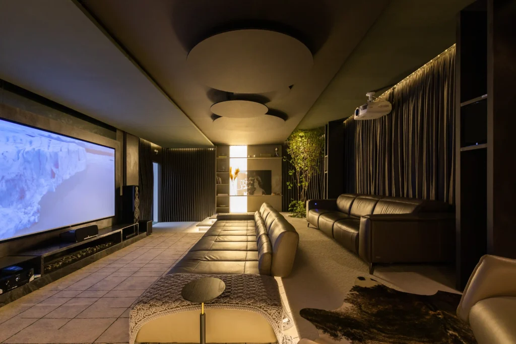 Arquiteta em Guarapuava e escritório de arquitetura de luxo especializado em Home Cinema, Home Theater e salas de TV com tratamento acústico de alto padrão. Projeto de arquitetura e design de interiores assinado pela arquiteta Kauana Cruz, fundadora da KRUZ Arquitetura, com atendimento também em Curitiba, Pinhais (PR), São Paulo, Alphaville, Campinas (SP), Balneário Camboriú, Itapema, Itajaí, Praia Brava, Governador Celso Ramos, Porto Belo, Jurerê, Florianópolis, Blumenau (SC), Goiânia e Anápolis (GO).
